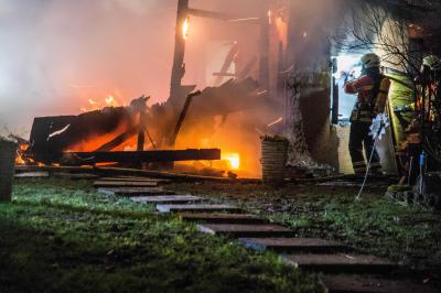 Schwaikheim: Gartenhaus brennt vollstaendig nieder